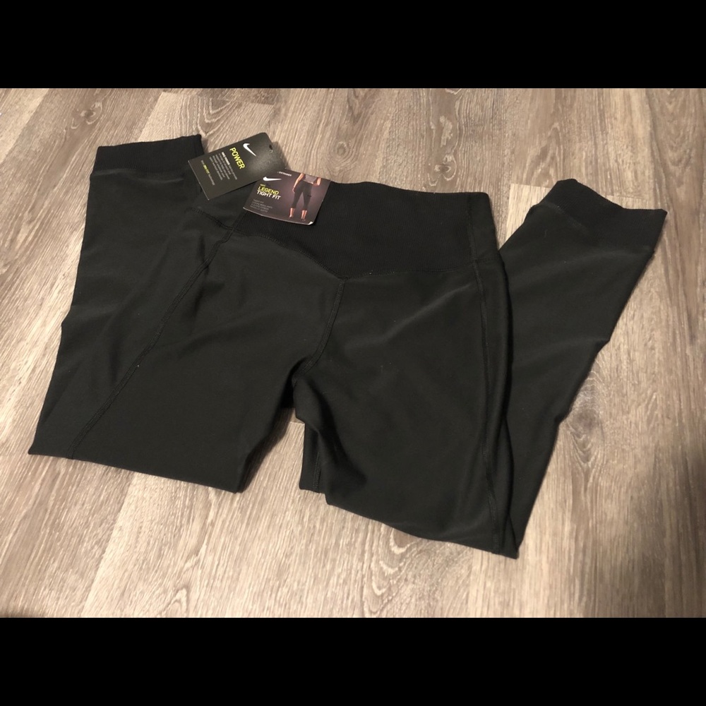Nike Legend Tight Fit Cropped Leggings